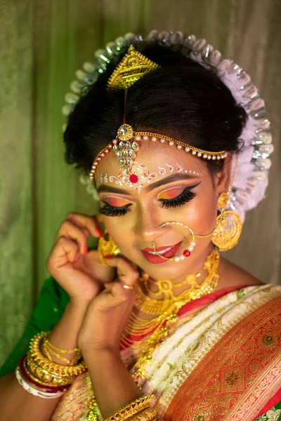 Evlendiği Gün Mücevherlerini Ayarlayan Bir Kız — Stok fotoğraf