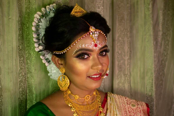 Gelinlik makyajlı Hintli bir kadın