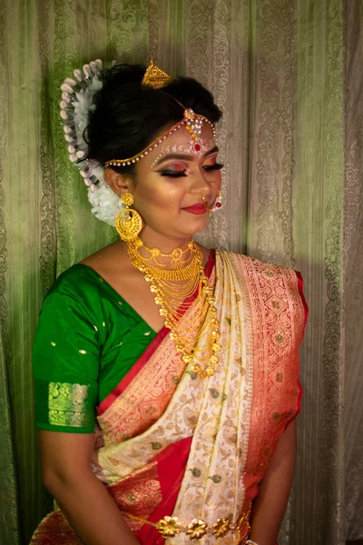 Eine Indische Frau Mit Brautschminke — Stockfoto