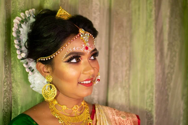 Une Femme Indienne Avec Maquillage Nuptial — Photo