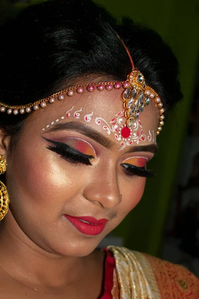 Una Mujer India Con Maquillaje Nupcial —  Fotos de Stock