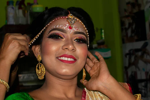 Uma Menina Seu Dia Casamento Ajustando Suas Jóias — Fotografia de Stock