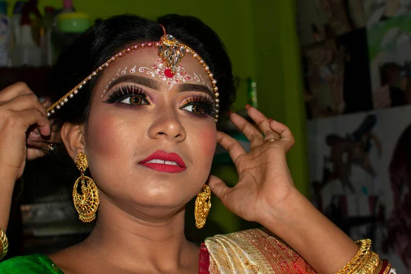 Una Chica Día Matrimonio Ajustando Sus Joyas —  Fotos de Stock