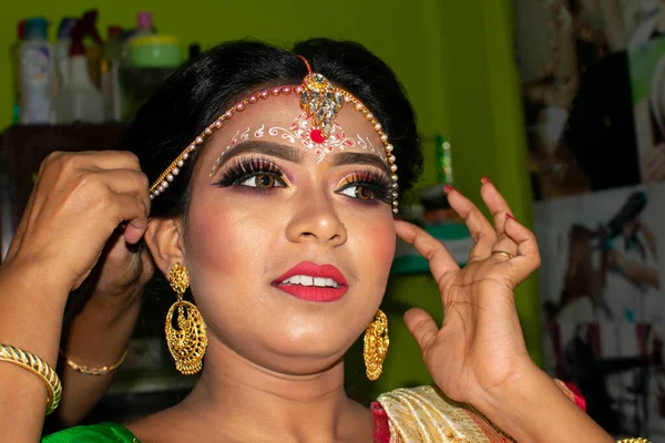 Evlendiği gün mücevherlerini ayarlayan bir kız.