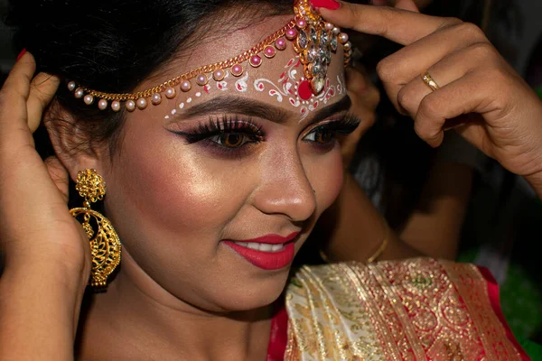 Une Fille Dans Son Jour Mariage Ajustant Ses Bijoux — Photo