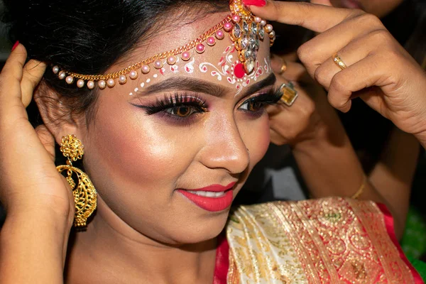 Una Mujer India Con Maquillaje Nupcial —  Fotos de Stock