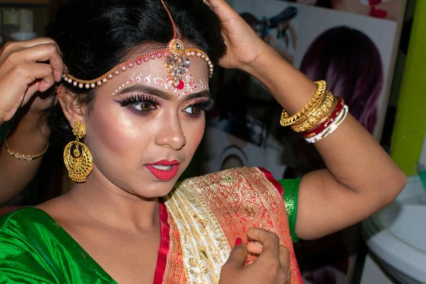 Una Chica Día Matrimonio Ajustando Sus Joyas —  Fotos de Stock