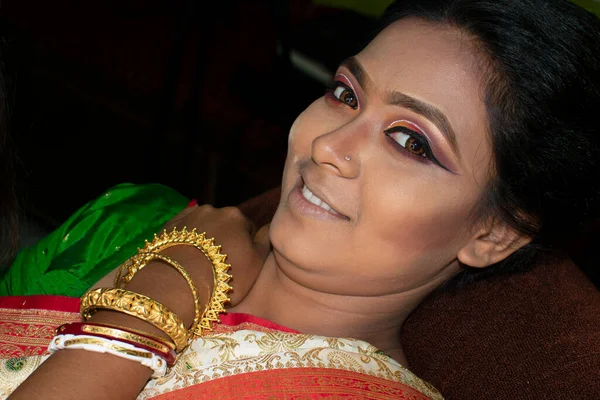 Hintli bir kadın gelin makyajı yaptırıyor.