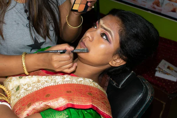 Uma Mulher Indiana Recebendo Maquiagem Nupcial — Fotografia de Stock