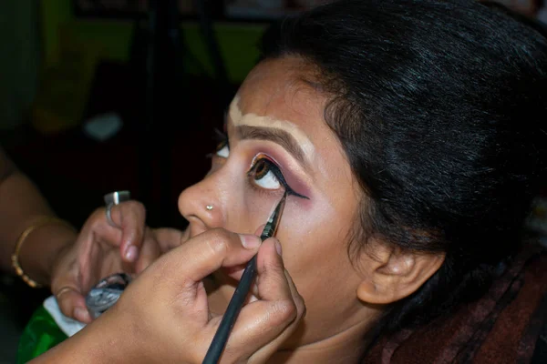 Hintli bir kadın gelin makyajı yaptırıyor.