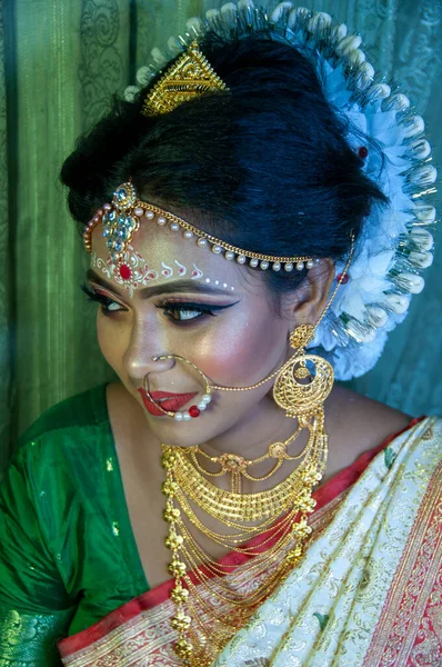 Gelinlik makyajlı Hintli bir kadın