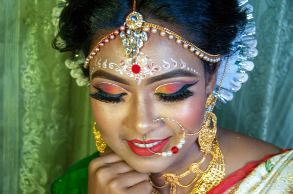 Ένα Κορίτσι Την Ημέρα Του Γάμου Της Που Δείχνει Μακιγιάζ — Φωτογραφία Αρχείου
