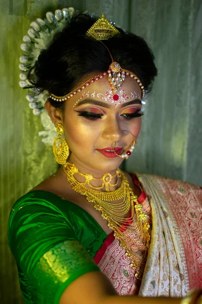 Egy Indiai Menyasszonyi Sminkkel Stock Kép
