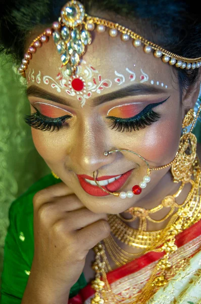 Fată Ziua Căsătoriei Arătând Machiajul Ochilor — Fotografie, imagine de stoc