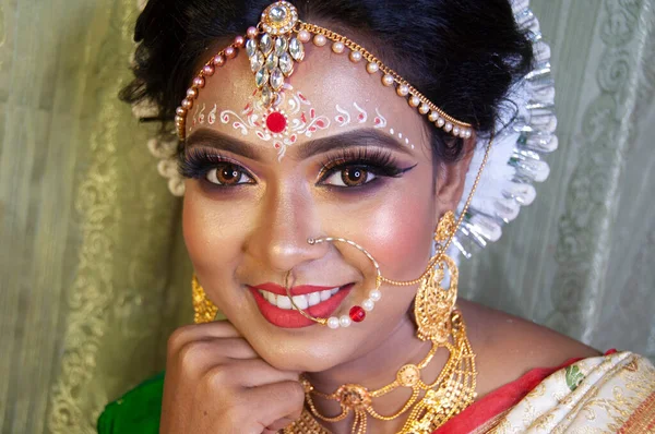Gelinlik makyajlı Hintli bir kadın