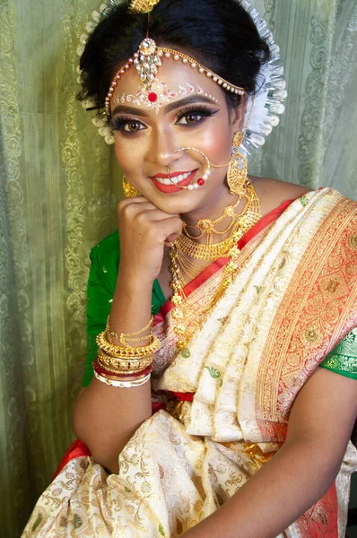 Egy Indiai Menyasszonyi Sminkkel — Stock Fotó
