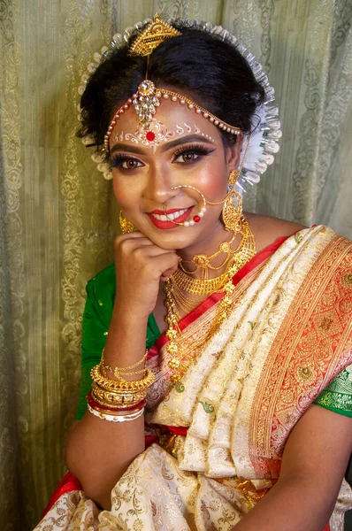 Een Indiaanse Vrouw Met Bruids Make — Stockfoto