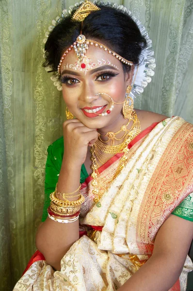 Gelinlik makyajlı Hintli bir kadın