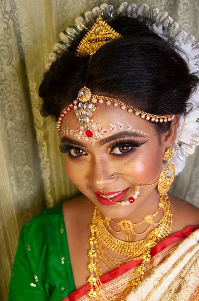 Een Indiaanse Vrouw Met Bruids Make — Stockfoto