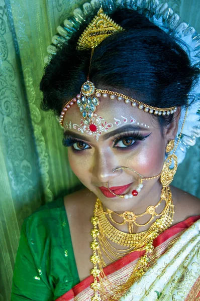 Indiansk Kvinna Med Brudsmink — Stockfoto
