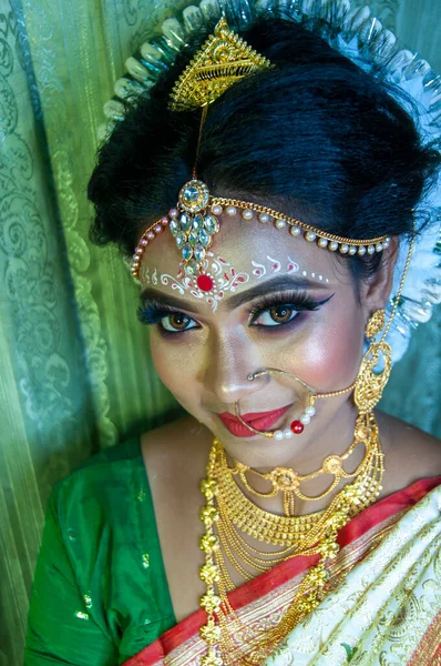 Una Mujer India Con Maquillaje Nupcial —  Fotos de Stock