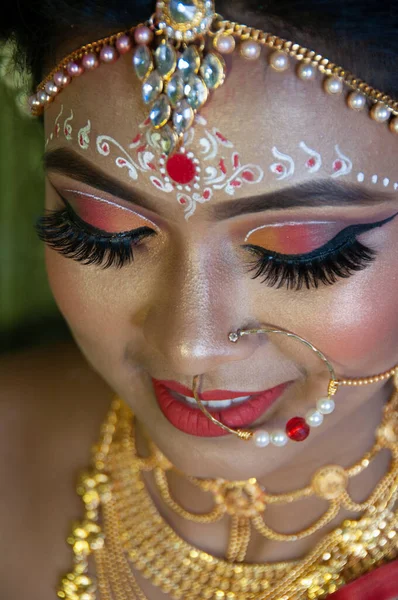 Uma Menina Seu Dia Casamento Mostrando Sua Maquiagem Olho — Fotografia de Stock