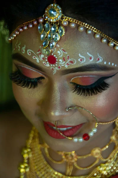 Ein Mädchen Ihrem Hochzeitstag Zeigt Ihr Augen Make — Stockfoto