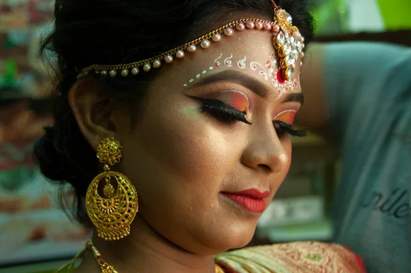 Uma Menina Seu Dia Casamento Mostrando Sua Maquiagem Olho — Fotografia de Stock