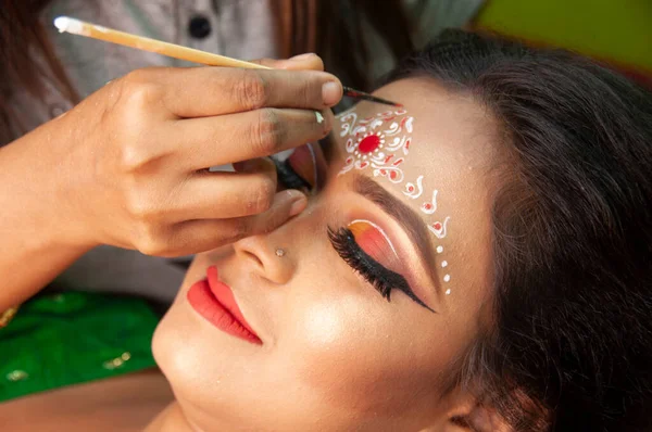 Una Mujer India Consiguiendo Maquillaje Nupcial —  Fotos de Stock