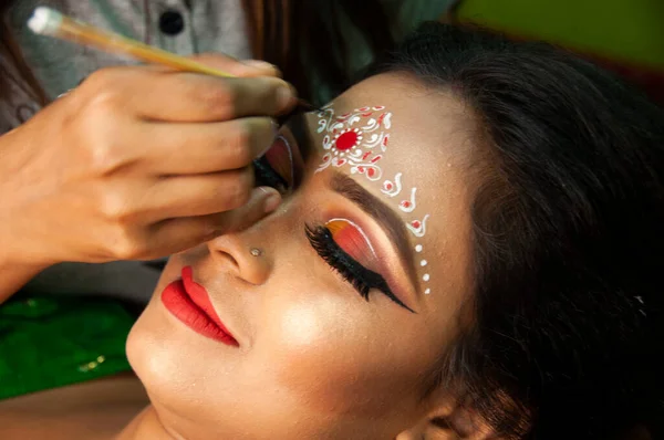 Una Mujer India Consiguiendo Maquillaje Nupcial —  Fotos de Stock