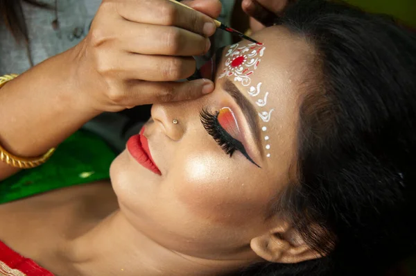 Una Mujer India Consiguiendo Maquillaje Nupcial —  Fotos de Stock