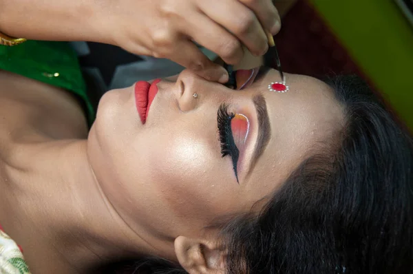 Una Mujer India Consiguiendo Maquillaje Nupcial —  Fotos de Stock