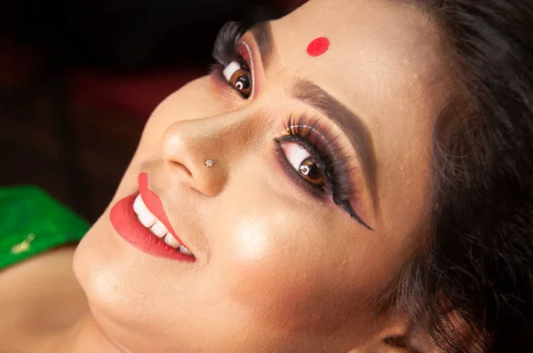 Una Mujer India Consiguiendo Maquillaje Nupcial — Foto de Stock