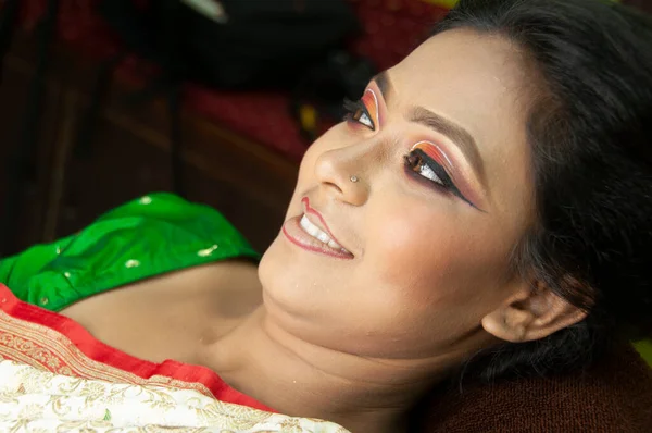 Hintli bir kadın gelin makyajı yaptırıyor.