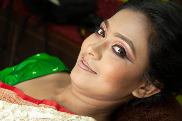 Una Mujer India Consiguiendo Maquillaje Nupcial — Foto de Stock
