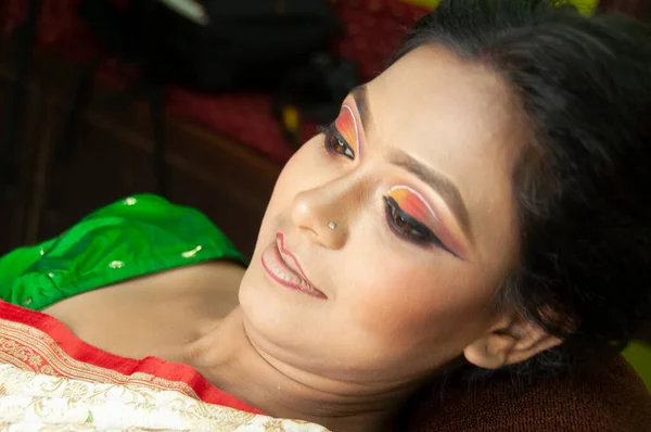 Una Mujer India Consiguiendo Maquillaje Nupcial —  Fotos de Stock