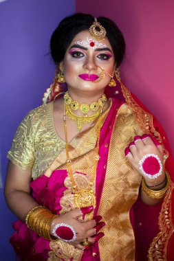 Hint gelini, Hindu kırmızı geleneksel düğün kıyafetleri içinde altın takı işlemeli sari.