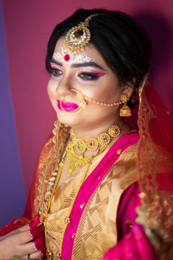 Hint gelini, Hindu kırmızı geleneksel düğün kıyafetleri içinde altın takı işlemeli sari.
