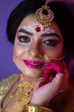 Hint gelini, Hindu kırmızı geleneksel düğün kıyafetleri içinde altın takı işlemeli sari.