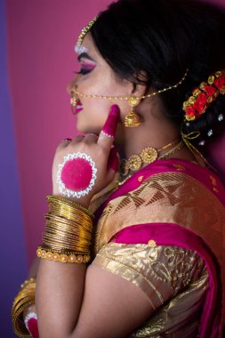 Hint gelini, Hindu kırmızı geleneksel düğün kıyafetleri içinde altın takı işlemeli sari.