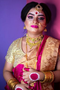 Hint gelini, Hindu kırmızı geleneksel düğün kıyafetleri içinde altın takı işlemeli sari.