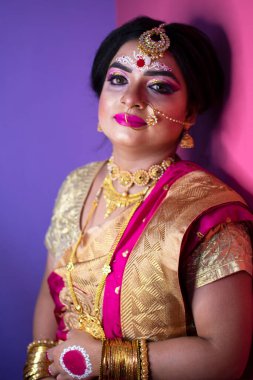 Hint gelini, Hindu kırmızı geleneksel düğün kıyafetleri içinde altın takı işlemeli sari.