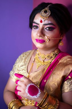 Hint gelini, Hindu kırmızı geleneksel düğün kıyafetleri içinde altın takı işlemeli sari.