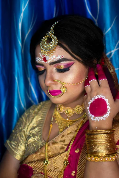 Portrait Modèle Indien Mignon Look Nuptial Avec Lourds Bijoux Sari — Photo