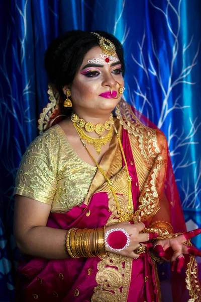 Portret Van Een Schattig Indiaas Model Bruidslook Met Zware Gouden — Stockfoto