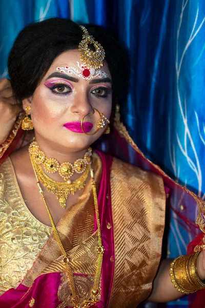 一个可爱的印度模特的画像 她穿着新娘的衣服 戴着沉重的金色珠宝和红色的莎丽 — 图库照片