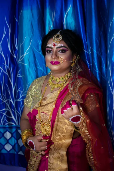 Gelin Deki Şirin Bir Hint Modelinin Portresi Ağır Altın Mücevher — Stok fotoğraf