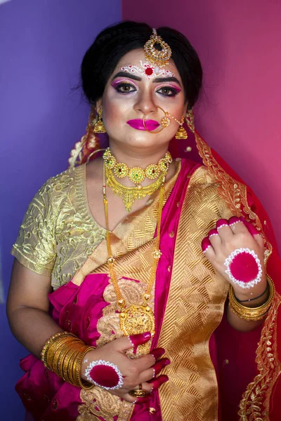 身穿印度教红色传统婚纱 绣有金饰品的印度新娘 — 图库照片