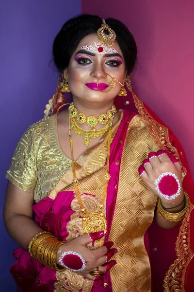 Indiase Bruid Gekleed Hindoe Rood Traditionele Bruiloft Kleding Sari Geborduurd — Stockfoto