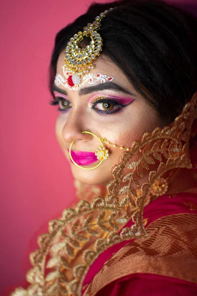 Noiva Indiana Vestida Com Roupas Casamento Tradicional Vermelho Hindu Sari — Fotografia de Stock